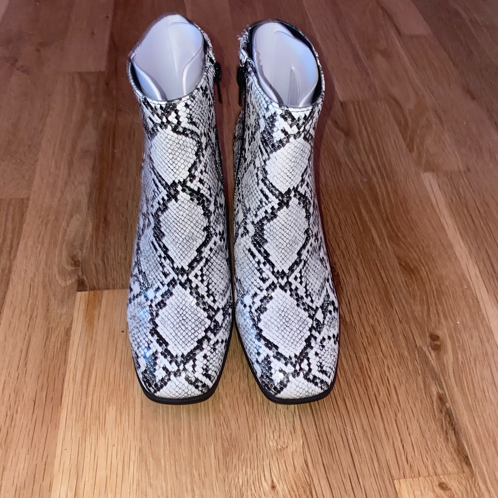 Mix No. 6 Benisa Bootie Snakeskin Size 7.5